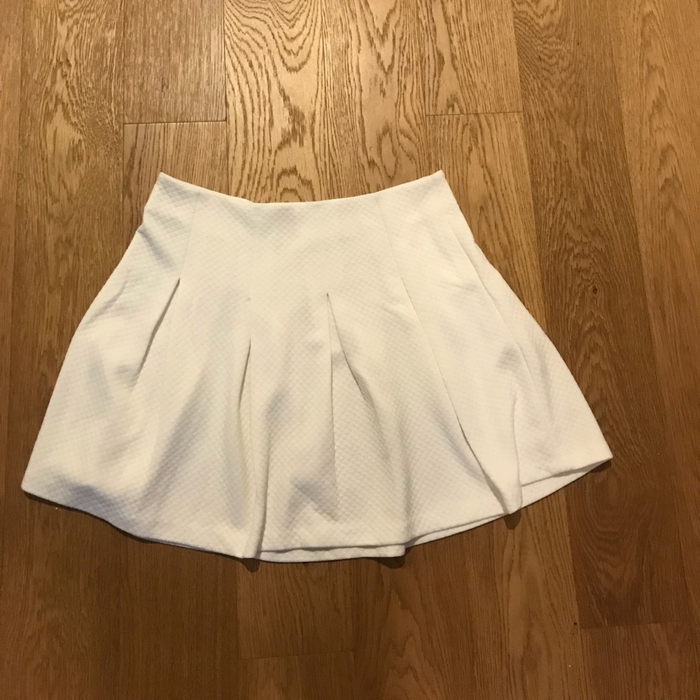 Alice and Olivia white pleated skirt